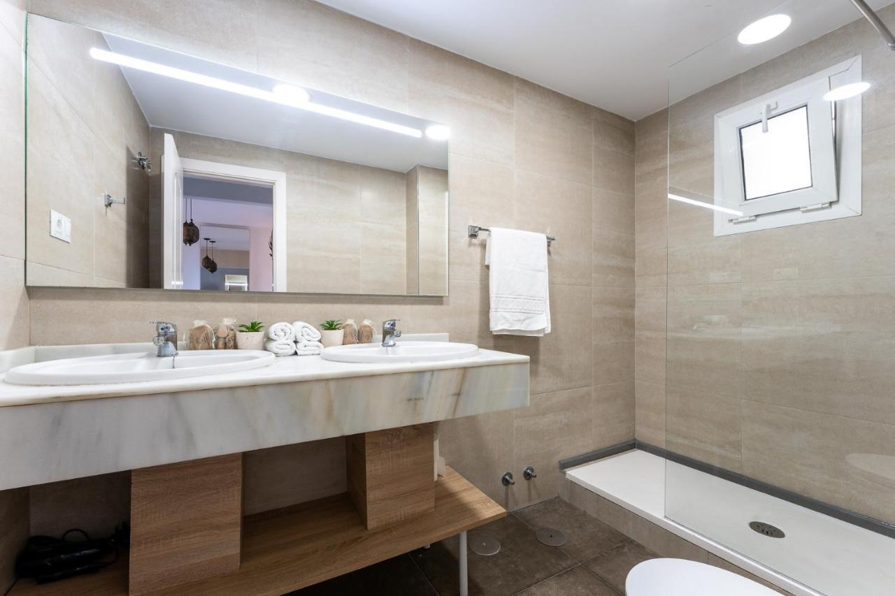 Benalmadena Beachfront Retreat Big Balcony And City Sea Views Lejlighed Eksteriør billede