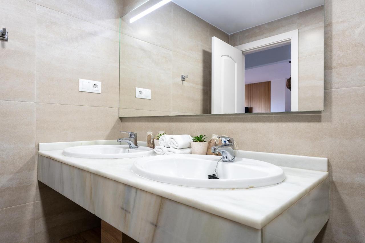Benalmadena Beachfront Retreat Big Balcony And City Sea Views Lejlighed Eksteriør billede